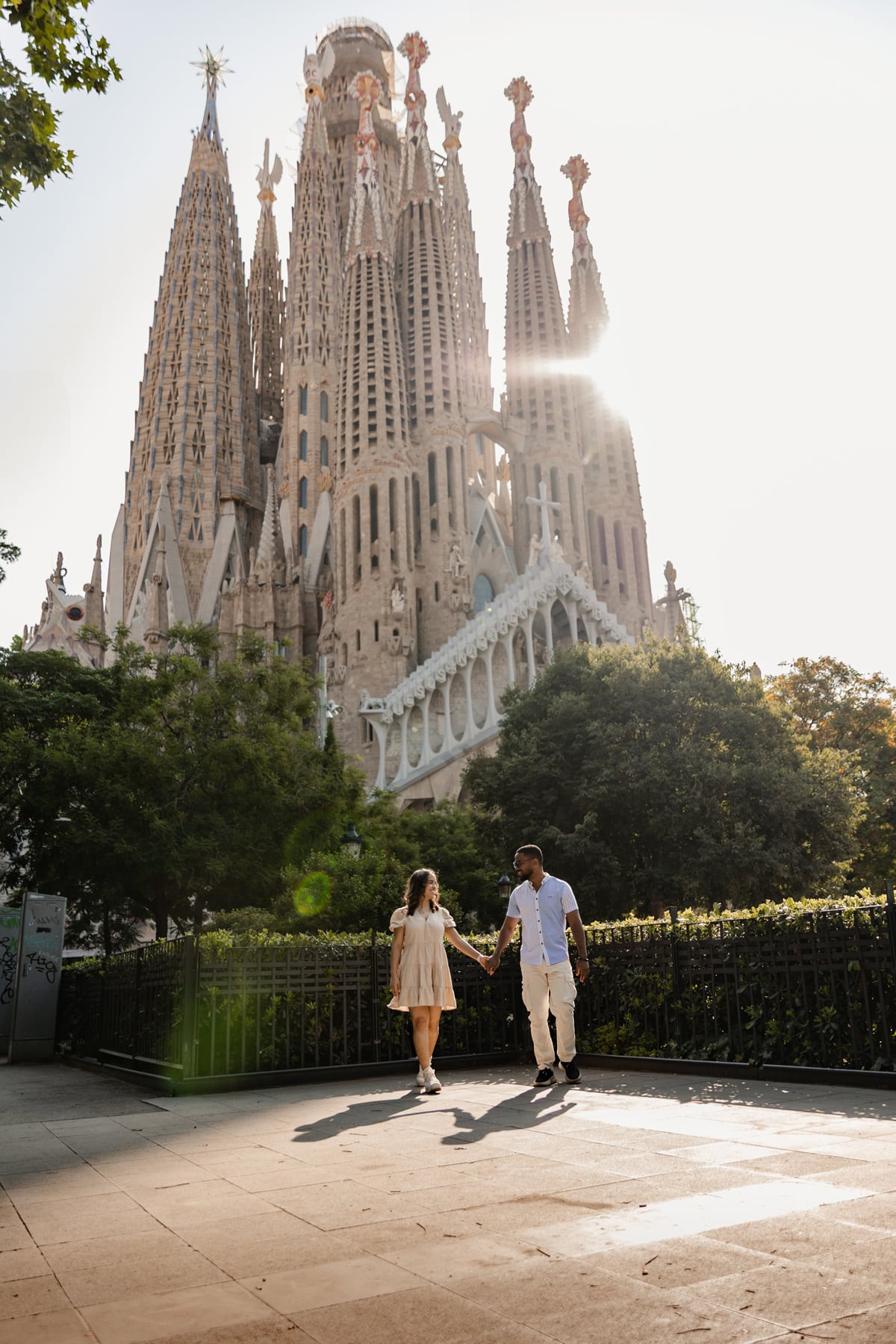 Pareja frente a la Sagrada Familia
