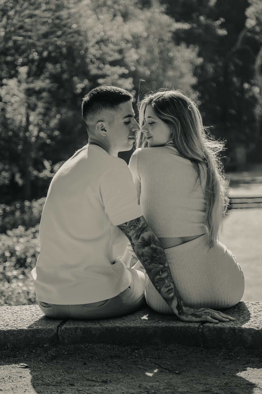 Pareja abrazada en blanco y negro