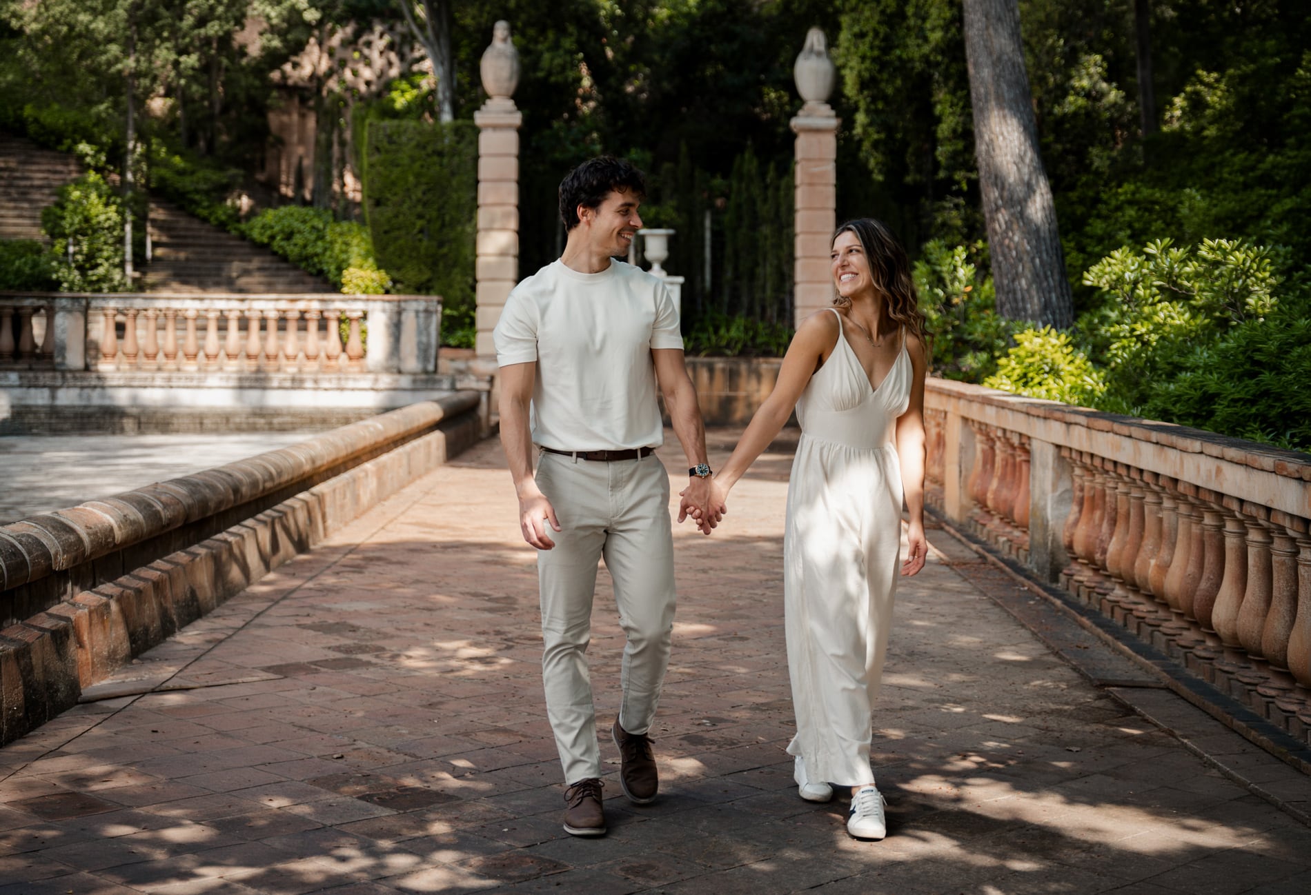 Pareja caminando de la mano en un jardín