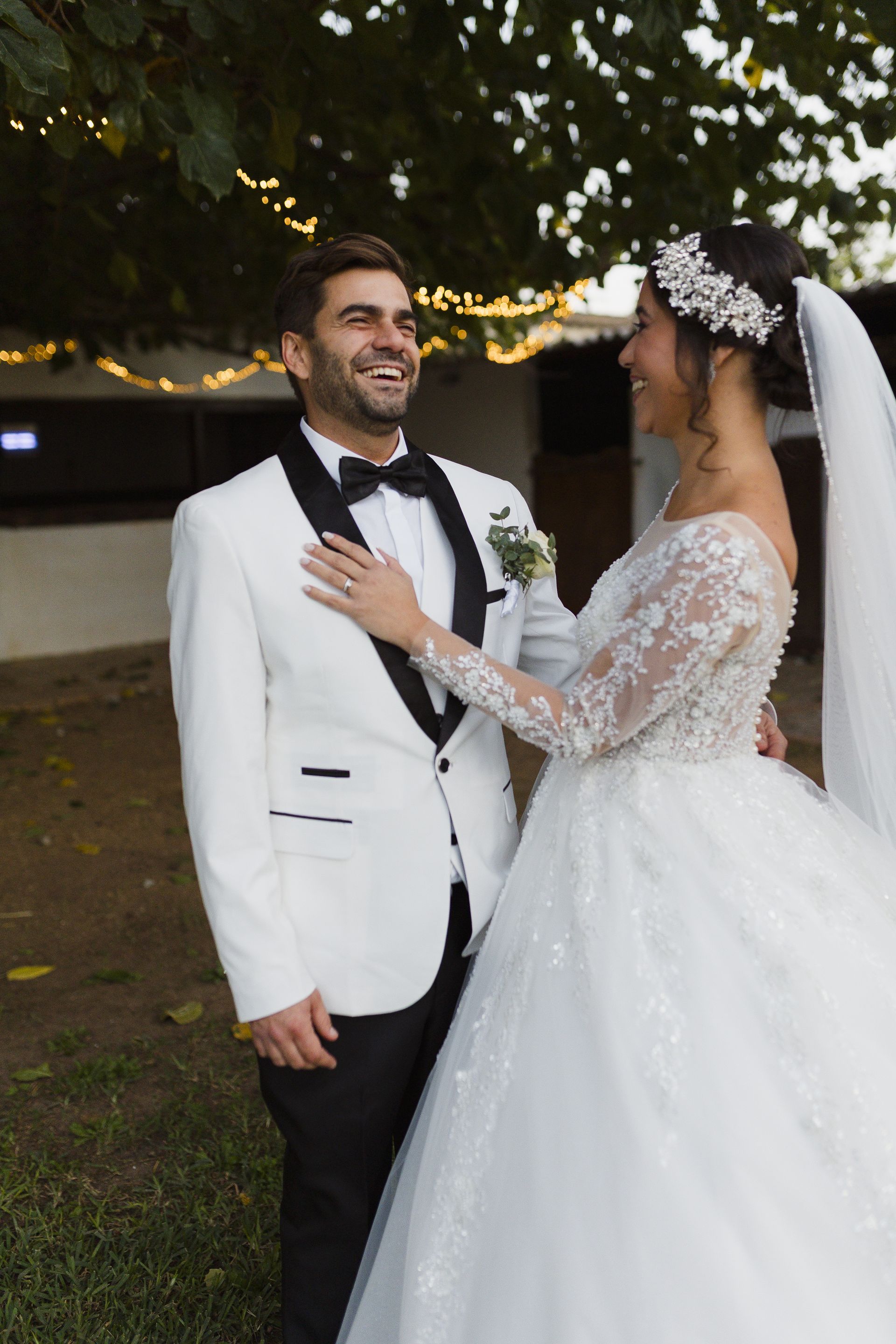 Pareja disfrutando una boda de forma natural
