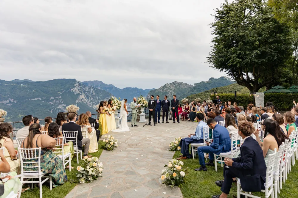 Ceremonia al aire libre en un mirador sobre las montañas