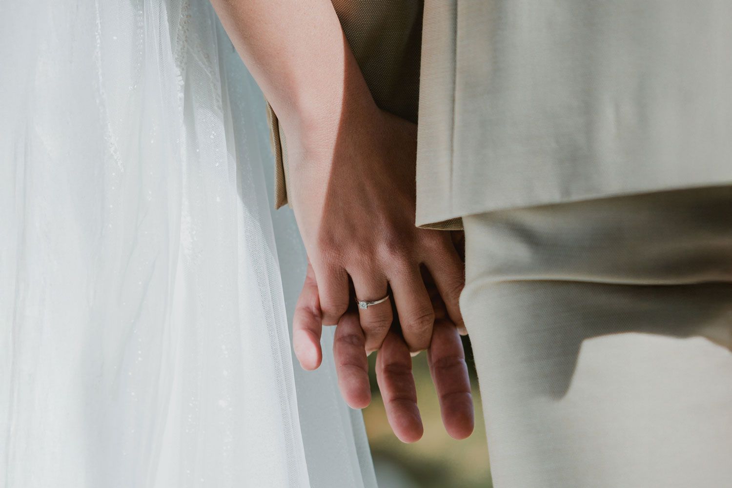 Pareja en sesión fotográfica con luz natural