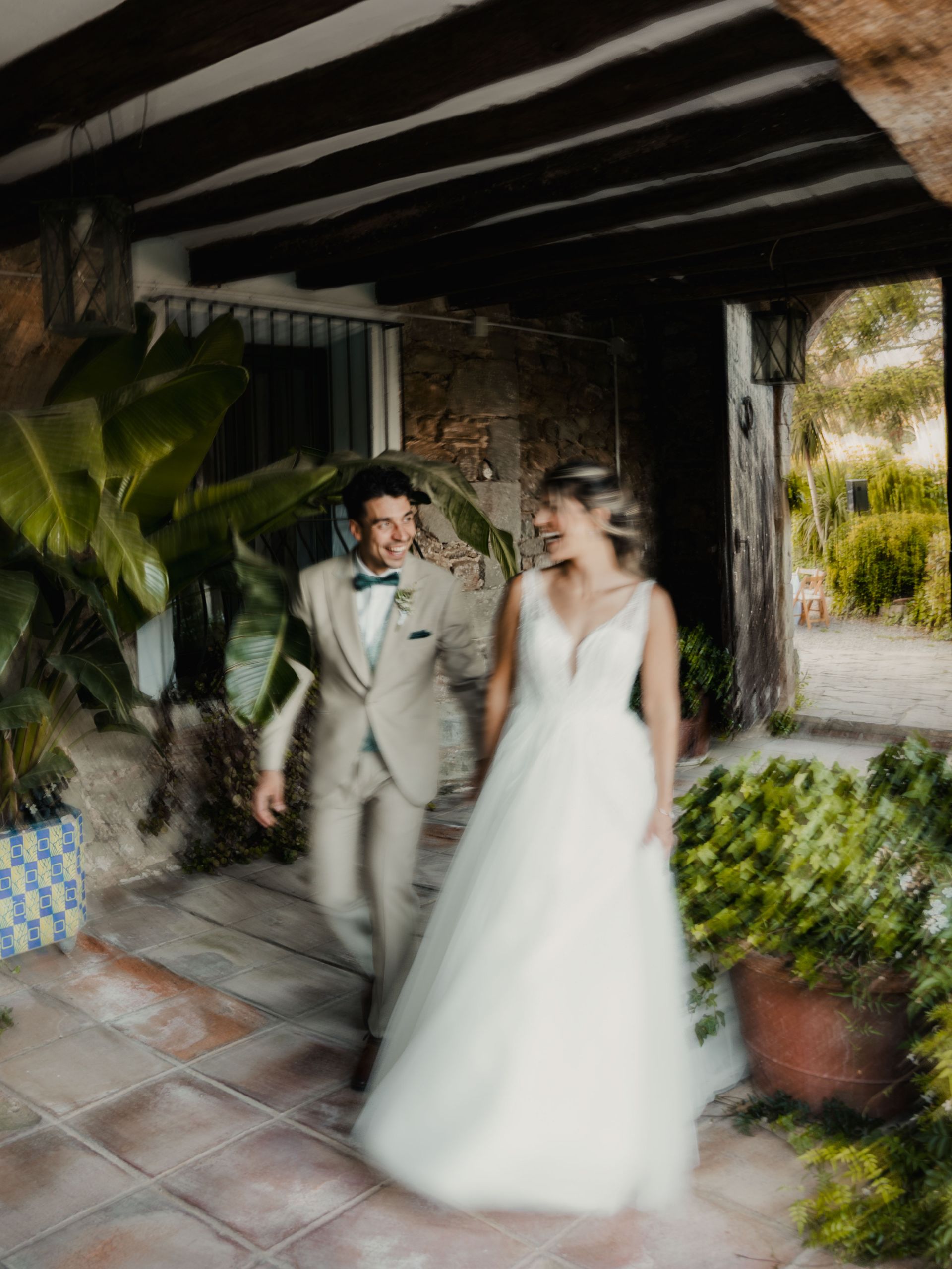Pareja de boda en exterior con estética editorial