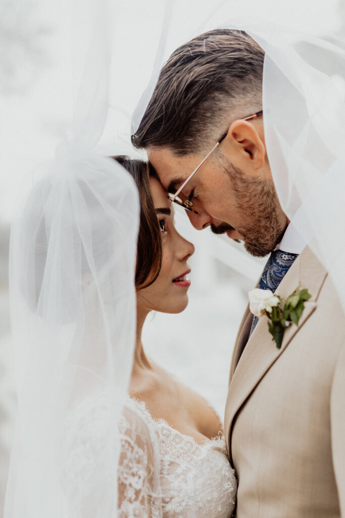 pareja boda velo